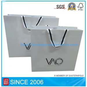 Luxe witte papieren tas voor kleding met omgekeerde onderkant